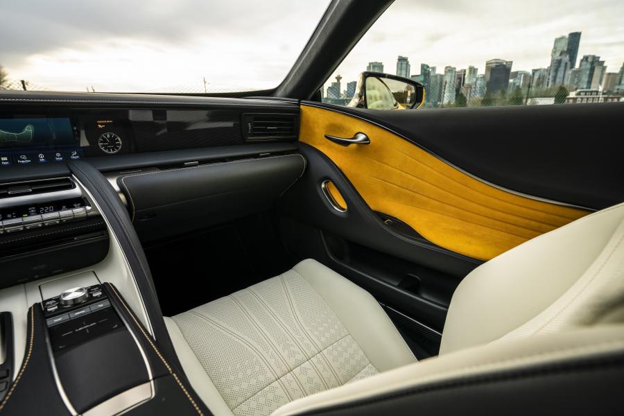 Интерьер Lexus LC500 Inspiration Series (Flare Yellow) 2019 года  (NA) (фото 20 из 40)